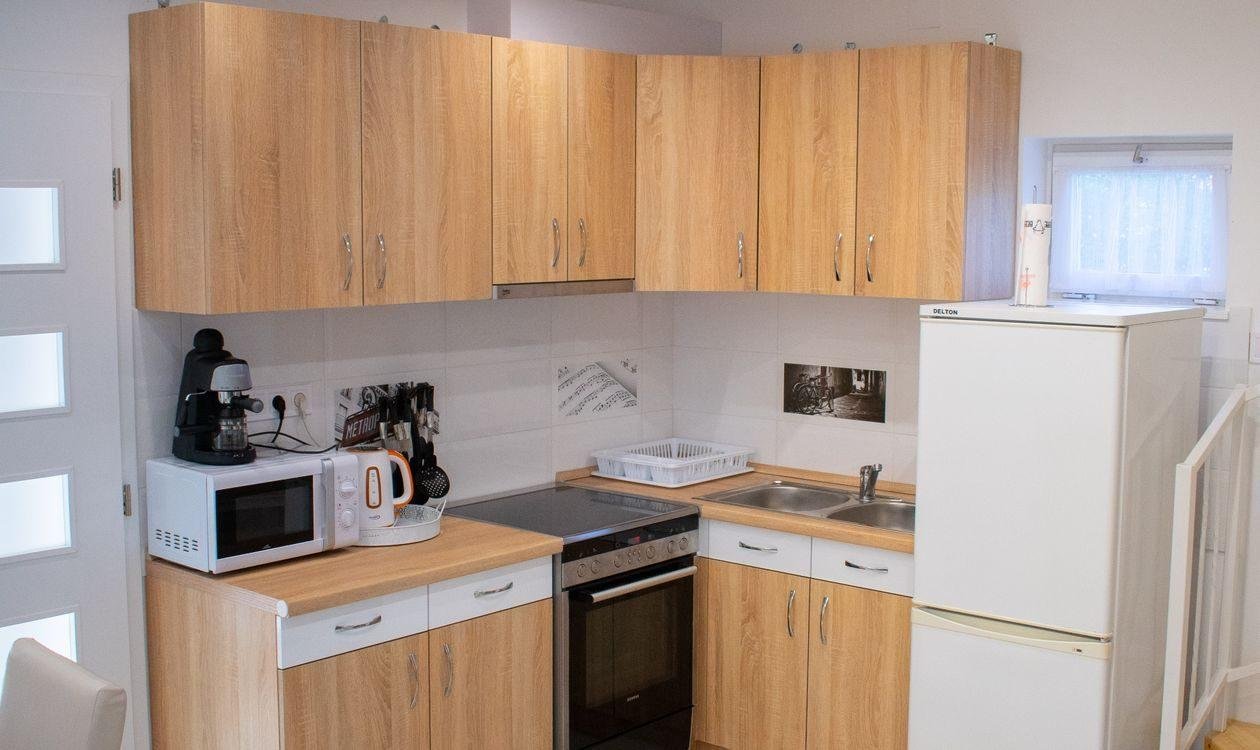 Cuisine équipée d'un logement meublé avec plaques de cuisson