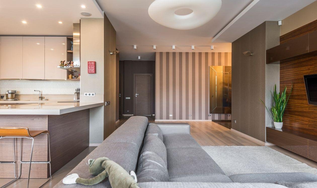Salon et cuisine ouverte d'un appartement moderne bien présenté pour une location courte durée