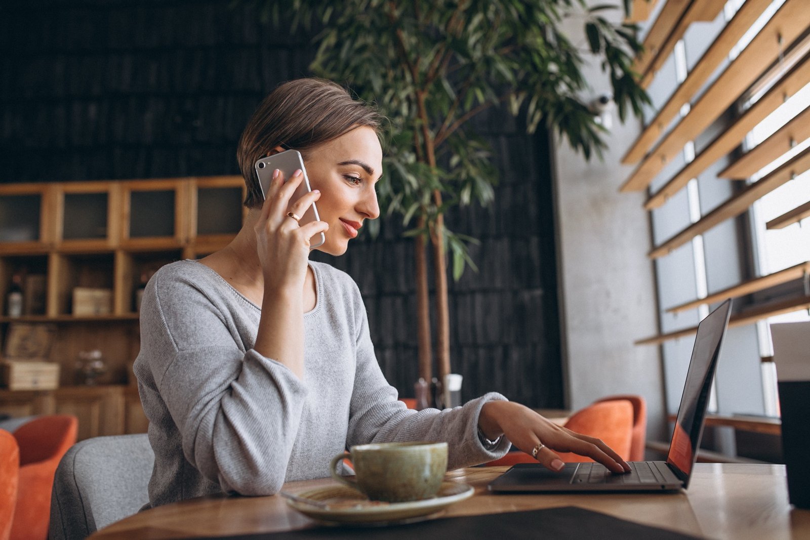 Propriétaire appelant le support Booking.com depuis un café