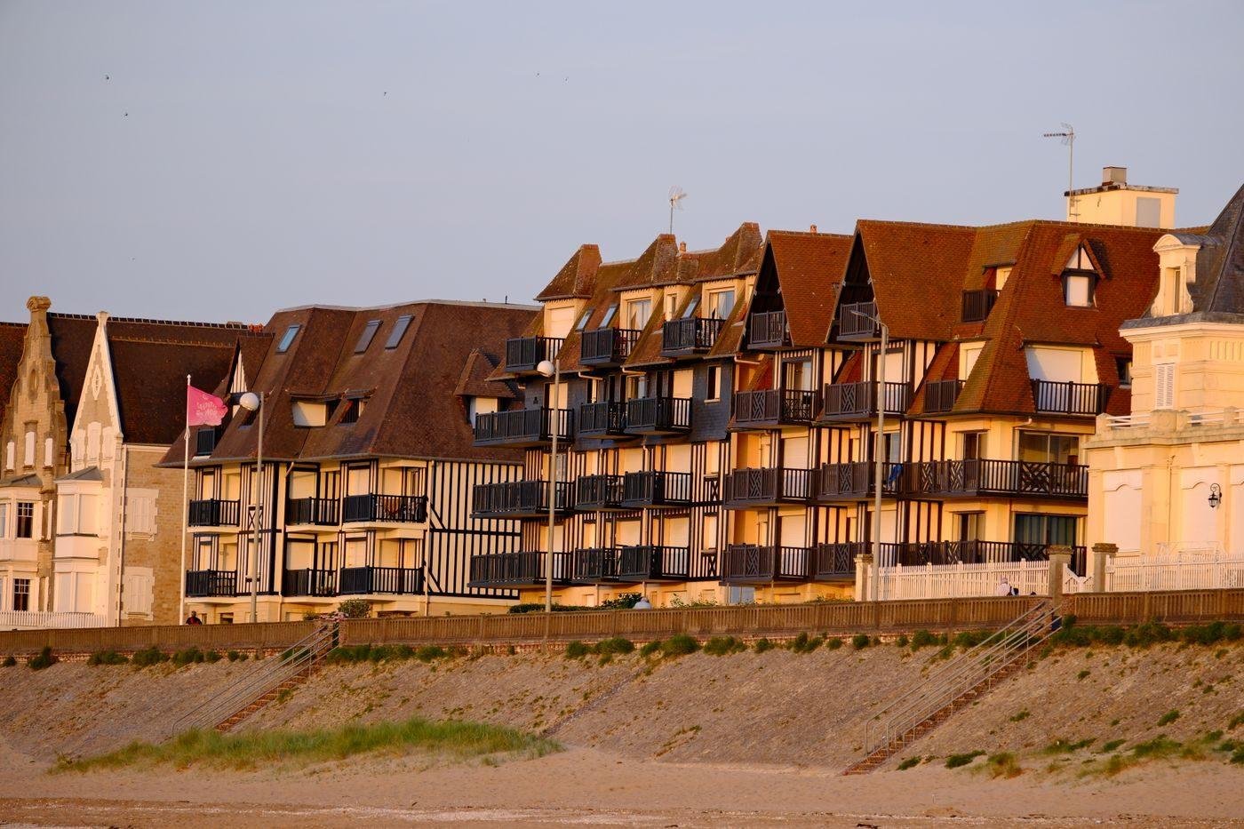Immeubles de résidences secondaires en front de mer