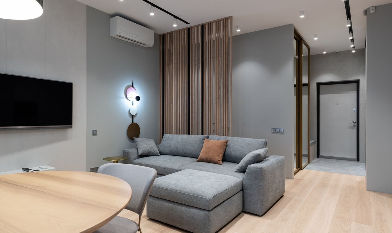 Salon d'un appartement loué en meublé, canapé et mobilier moderne