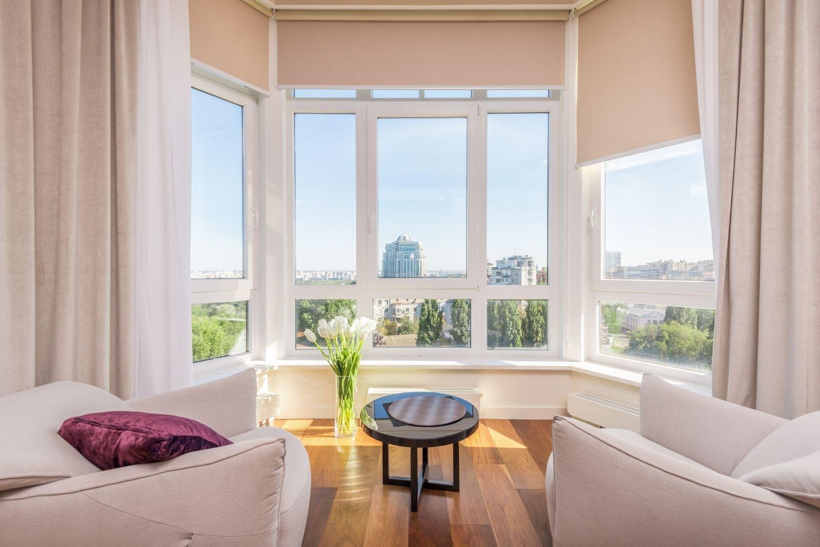 Salon lumineux d'un appartement détenu en SCI et loué en courte durée sur Airbnb