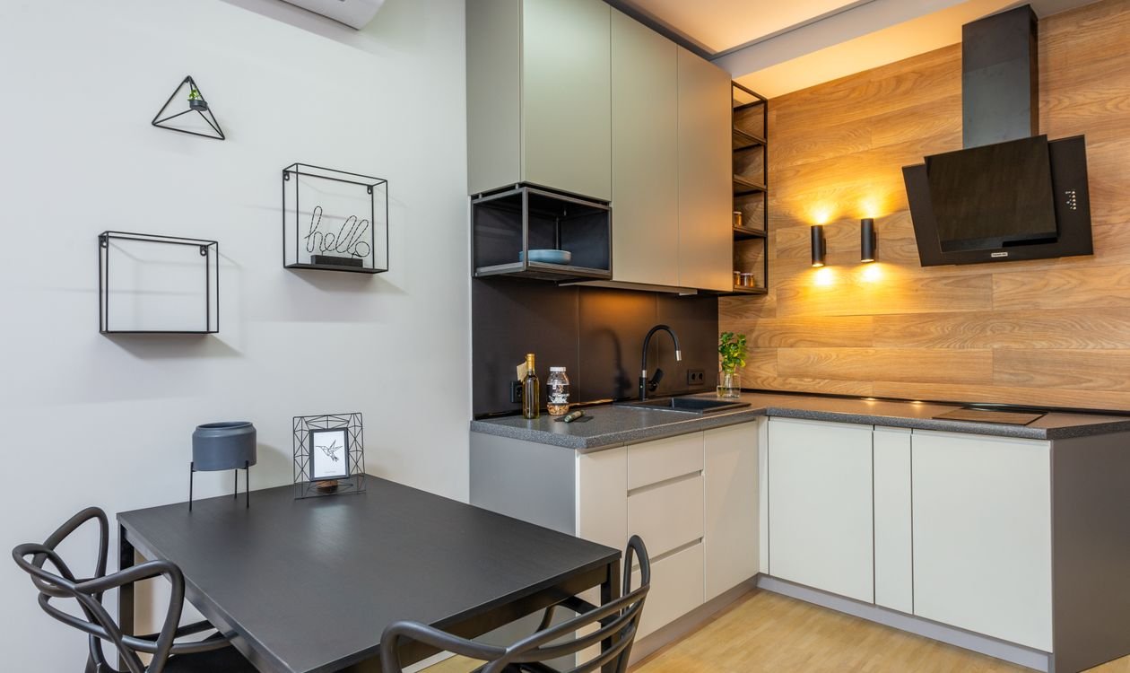 Table de repas et chaises dans le séjour d'un logement meublé de tourisme prêt à louer