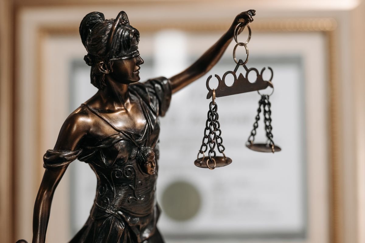 Statuette de la justice tenant une balance, symbole des règles fiscales de la location meublée