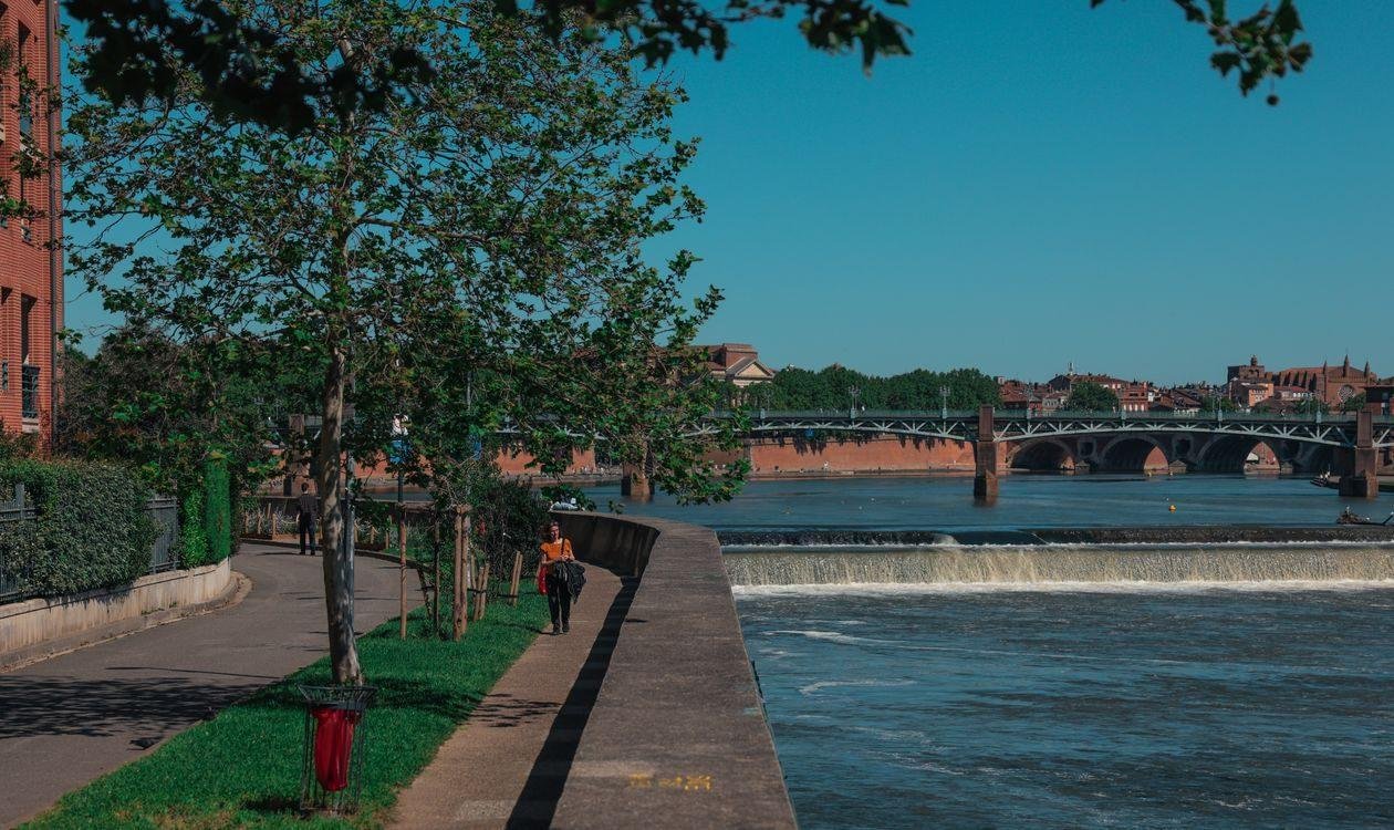 Bords de Garonne à Toulouse avec le Pont Saint-Pierre et les façades en briques roses